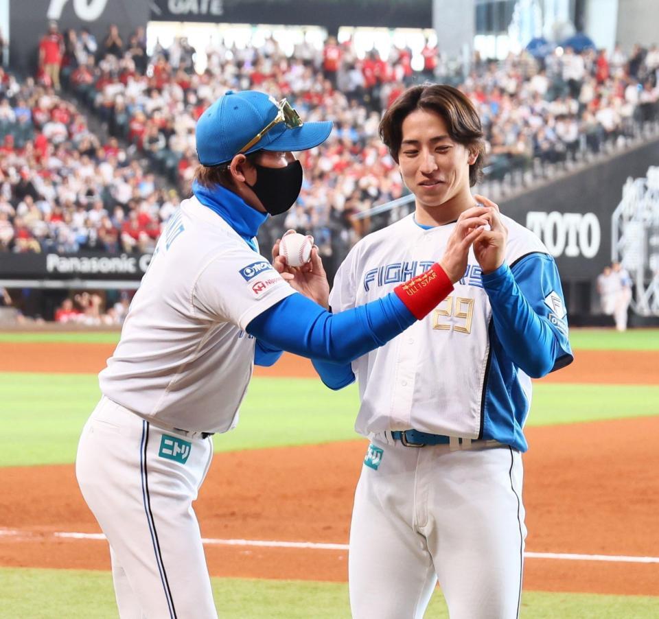 　細野（右）のピースサインを「１」に直す新庄監督（撮影・中島達哉）