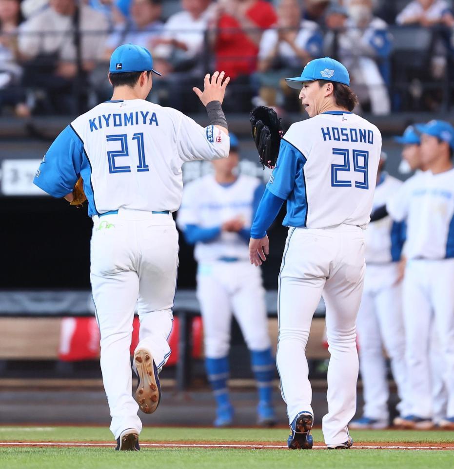 　５回を抑え、清宮幸（左）とタッチを交わす細野（撮影・中島達哉）