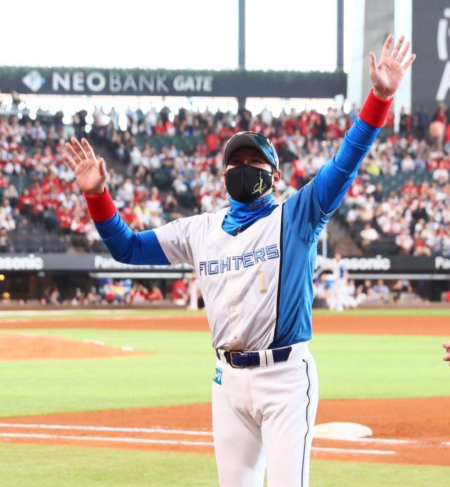 　スタンドのファンの歓声に応える新庄監督（撮影・中島達哉）