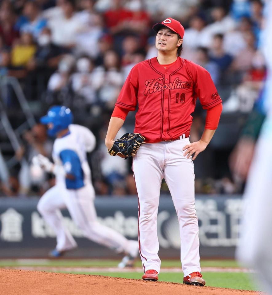 　４回、郡司（左）にソロを浴びる床田（撮影・中島達哉）