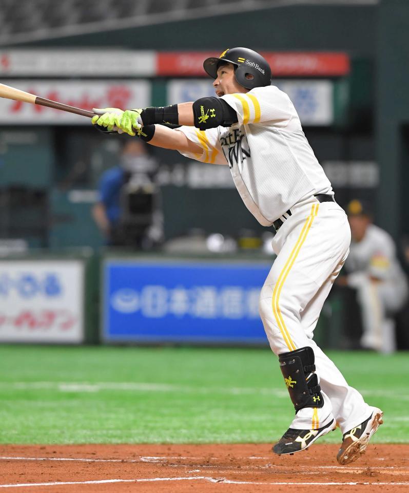 　ソロを放つ松田＝２０年６月