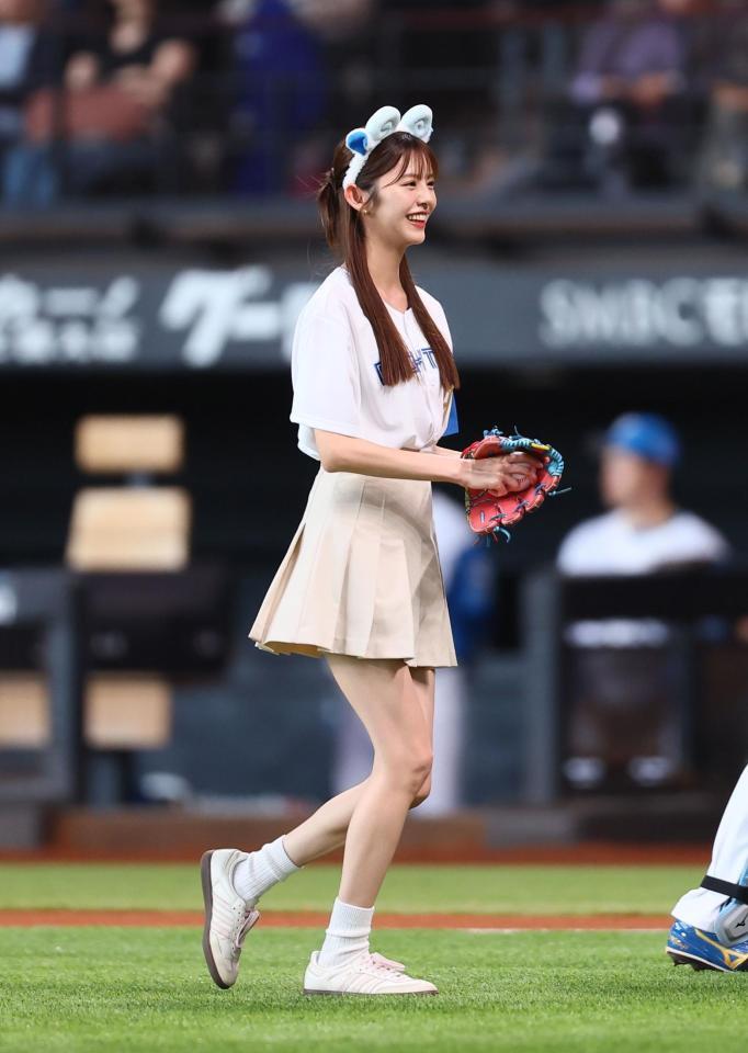 　始球式を務めた鈴木ゆうか（撮影・中島達哉）