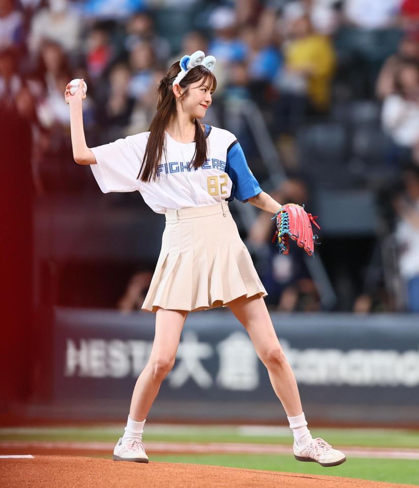 　始球式を務める鈴木ゆうか（撮影・中島達哉）