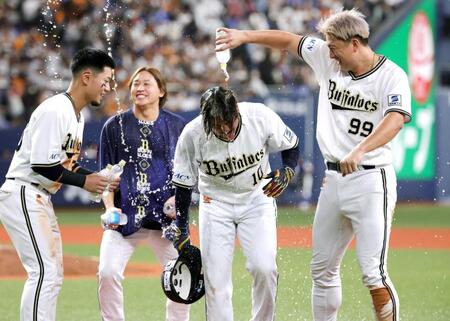 　１１回、サヨナラとなる押し出しの四球を選び、杉本（右）らから祝福される大城（撮影・坂部計介）