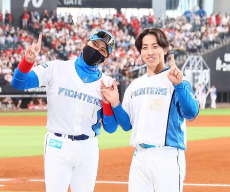 　プロ初勝利を挙げ、新庄監督（左）と「１」のポーズをとる細野（撮影・中島達哉）