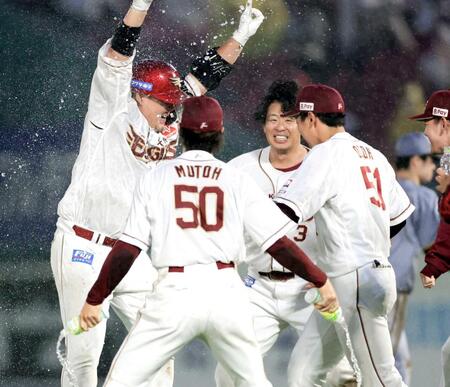 　サヨナラ打を放ち、ナインに祝福される石原（左）