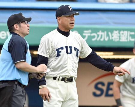 　８回、投手交代を告げる福井工大・町田監督