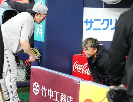 巨人・甲斐がオリックス・森と談笑　ミット談議も　お互いにパを代表する捕手同士