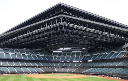 【写真】騒然 始球式であわや死球 投じた芸人は顔面蒼白で謝罪 サイドスローから107キロが足元に