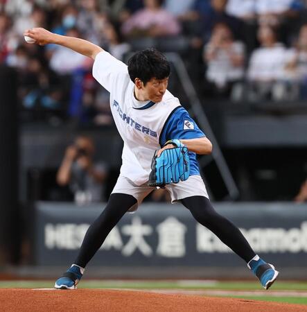 　始球式を務めるオクラホマ・藤尾仁志（撮影・中島達哉）