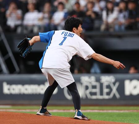 　始球式を務めたオクラホマ・藤尾仁志（撮影・中島達哉）