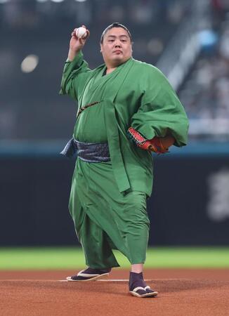 　ファーストピッチセレモニーで投球する一山本（撮影・中島達哉）