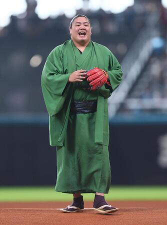 　ファーストピッチセレモニーで投球し、笑顔を見せる一山本（撮影・中島達哉）