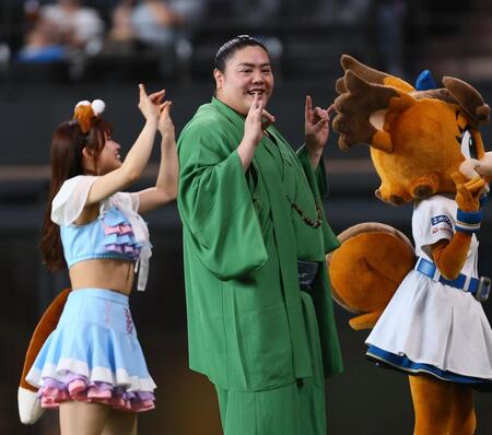 　ファイターズガールときつねダンスを踊る一山本（中央）＝撮影・中島達哉