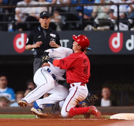 　８回、大盛（右）と接触する野村（撮影・中島達哉）