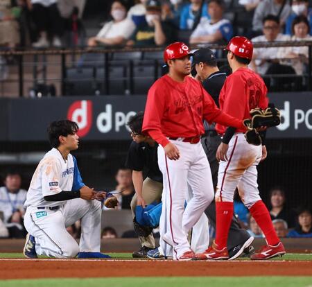 　８回、大盛（右）と接触し、トレーナーと話す野村（撮影・中島達哉）