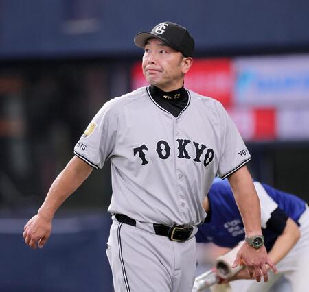 　７回を終え、選手交代を告げた阿部監督