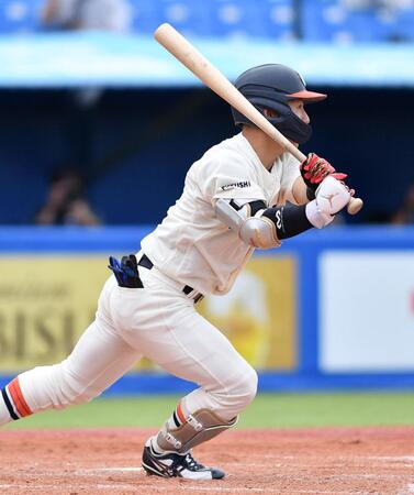 　３回、右前適時打を放つ東北福祉大・小山凌暉（撮影・開出牧）