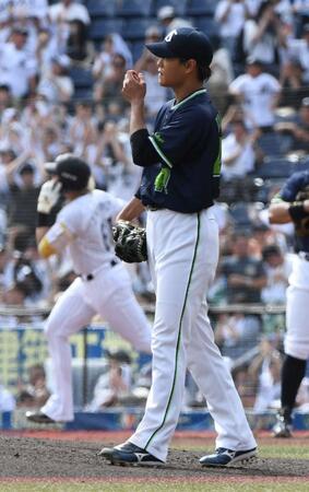 　４回、高橋は山本（左）に同点２ランを打たれる（撮影・佐藤厚）