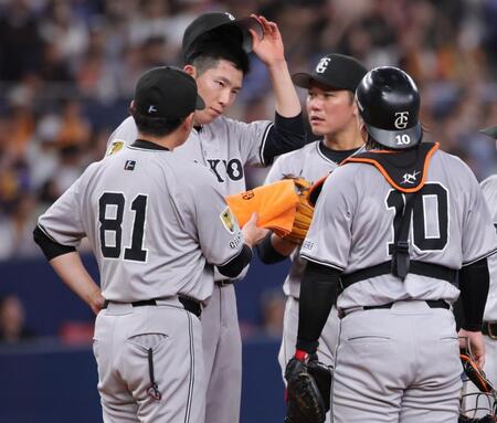 　５回、オリックス打線に集中打を浴び、苦しい表情を見せる戸郷（撮影・坂部計介）