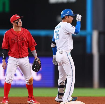 　８回、適時打を放った宮崎（右）＝撮影・中島達哉