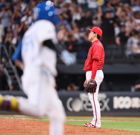 　１０回、田宮（左）にサヨナラ本塁打を浴び、呆然とする栗林（撮影・中島達哉）