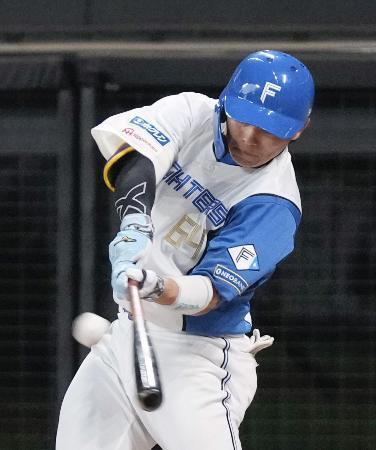 　１０回日本ハム無死、田宮が右中間にサヨナラ本塁打を放つ＝エスコンフィールド