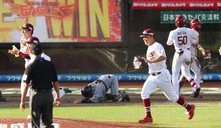 　１２回、サヨナラの生還を許した梅野（撮影・金田祐二）