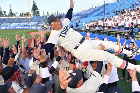 　７年ぶり４度目の優勝を決めナインに胴上げされる東北福祉大・山路哲生監督（撮影・開出牧）