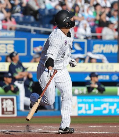 　９回ロッテ１死三塁、代打角中がサヨナラの左犠飛を放つ＝ＺＯＺＯマリン