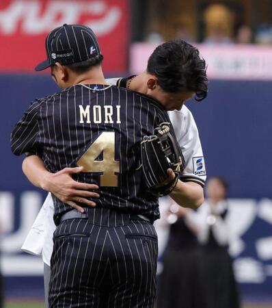 　始球式を終え、森と抱き合う福森大翔さん（撮影・坂部計介）