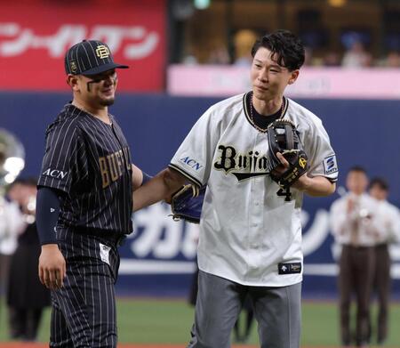 　森（左）と言葉をかわす福森大翔さん（撮影・坂部計介）