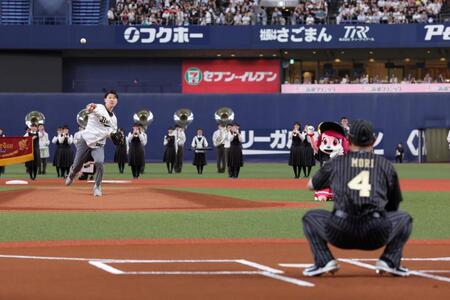 　大阪桐蔭高でチームメートだった森が捕手を務め、始球式を行う福森大翔さん（撮影・坂部計介）