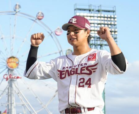 　ヒーローインタビューを終え、ポーズをとる楽天・黒川＝楽天モバイルパーク