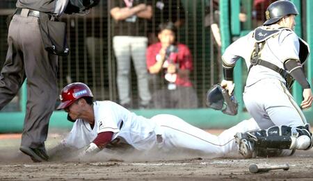 　１２回、黒川の打球でサヨナラの生還を果たす宗山（撮影・田中太一）