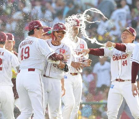 　１２回、サヨナラ内野安打を放ち、ナインに祝福される黒川（中央）＝撮影・西岡正