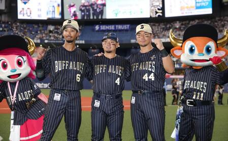 　お立ち台でポーズをとる（左から）宗、森、頓宮（撮影・坂部計介）