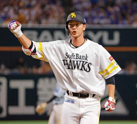 　８回、同点打を放ちガッツポーズする秋広