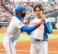 　細野（右）のピースサインを「１」に直す新庄監督