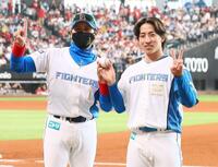 　プロ初勝利をあげた細野（右）を祝福する新庄監督