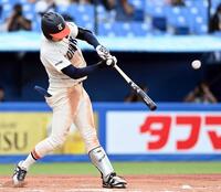 　６回、中越え２ランを放つ東北福祉大・佐藤（撮影・開出牧）