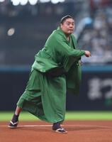 　ファーストピッチセレモニーで投球する一山本（撮影・中島達哉）