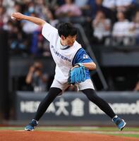 　始球式を務めるオクラホマ・藤尾仁志（撮影・中島達哉）