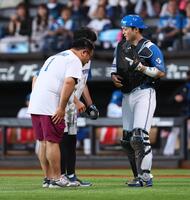 　始球式を務め、郡司（右）に謝罪するオクラホマ（撮影・中島達哉）