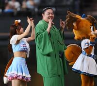 　ファイターズガールときつねダンスを踊る一山本（中央）＝撮影・中島達哉