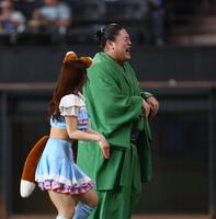 　ファイターズガールときつねダンスを踊る一山本（右）＝撮影・中島達哉
