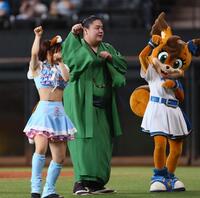 　ファイターズガールときつねダンスを踊る一山本（中央）＝撮影・中島達哉