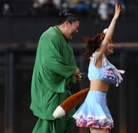 　ファイターズガールときつねダンスを踊り、引き揚げる一山本（左）＝撮影・中島達哉