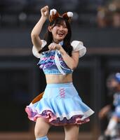　期間限定衣装を着用してきつねダンスを踊るファイターズガールの工藤心優さん（撮影・中島達哉）