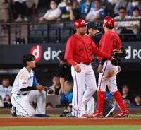 　８回、大盛（右）と接触し、トレーナーと話す野村（撮影・中島達哉）